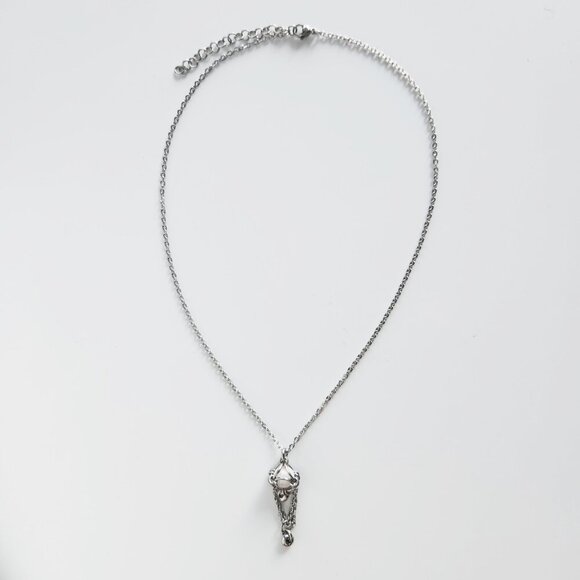 Antique style white pearl long chainmaille necklace with a small silver chain - Picture 3 of 8